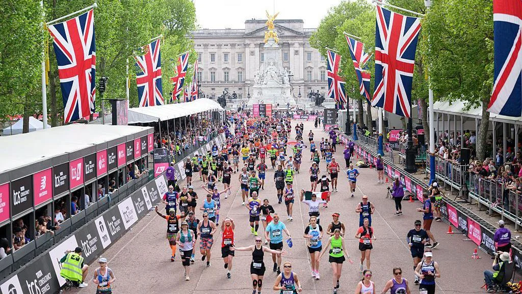 Runners outside Buckingham Palace in the 2025 London Marathon