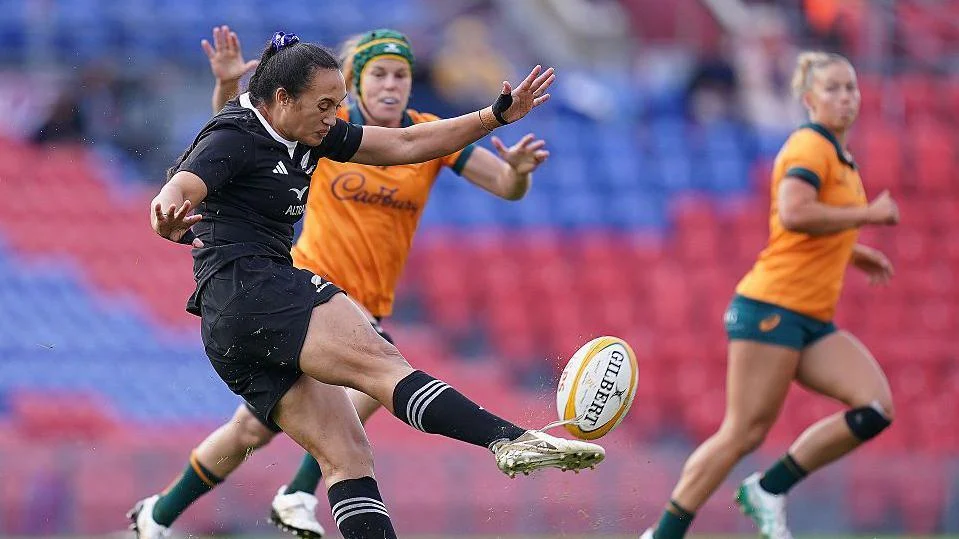 Ruahei Demant kicks the ball