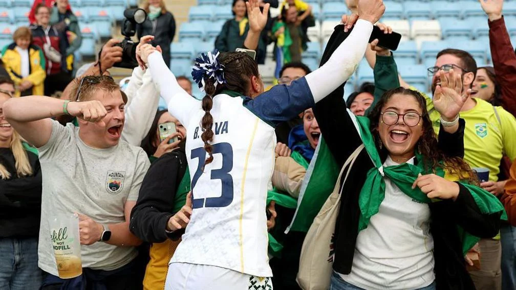 Bianca Silva celebrates with fans