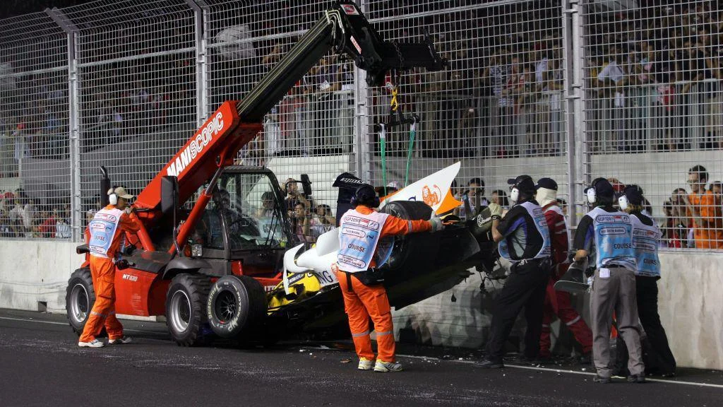 Marshals recover Nelson Piquet Jr's car after he crashed into the wall in Singapore in 2008