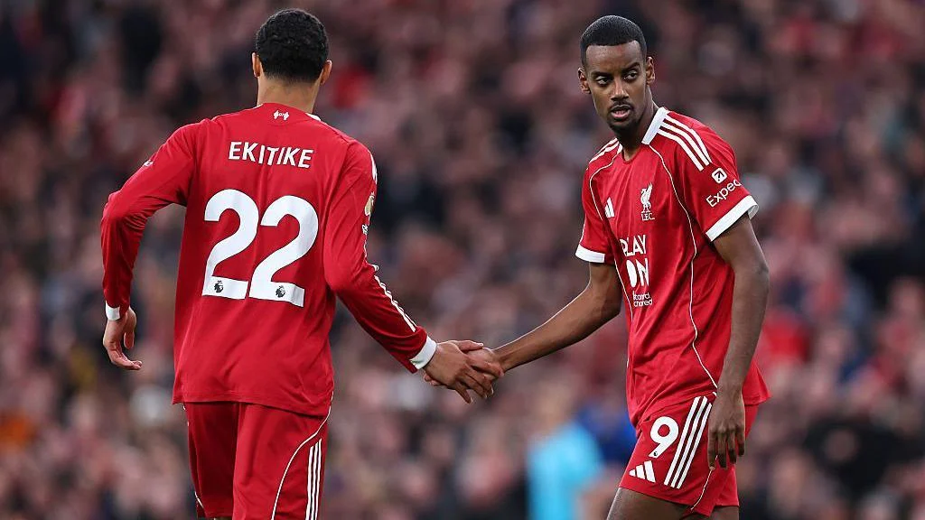Hugo Ekitike shakes hands with Alexander Isak
